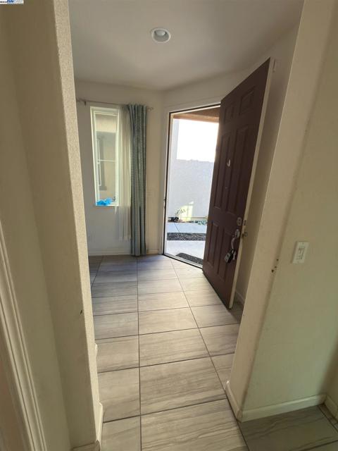 2746 Gracie Pl, Fairfield CA: https://media.crmls.org/mediaz/1e335b4a-61b2-4422-a6ca-ca6585b42e86.jpg