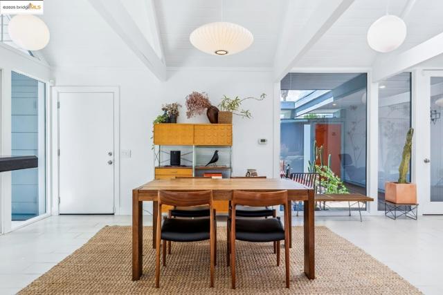 4003 Santa Fe CT, Concord CA: https://media.crmls.org/mediaz/1e35b738-168e-4bf0-976f-0333e8111714.jpg