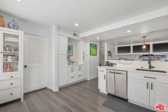 4329 Redwood Avenue, Marina del Rey CA: https://media.crmls.org/mediaz/1e36903d-c334-4e48-a25d-046c1817b23e.jpg
