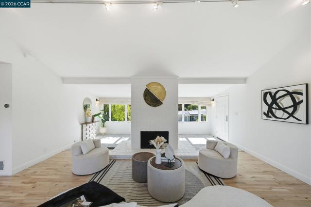 102 Hillcrest Dr, Orinda CA: https://media.crmls.org/mediaz/1e36eae8-09d1-4041-b8a9-55358bb713b3.jpg