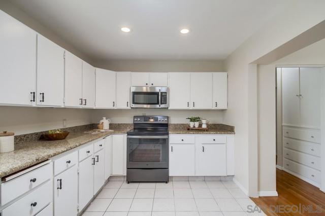 309 11 E Ave, Coronado CA: https://media.crmls.org/mediaz/1e37025f-df17-45f9-a1e0-165c1229e048.jpg