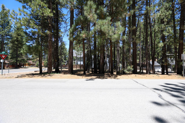 689 Summit Boulevard, Big Bear CA: https://media.crmls.org/mediaz/1e3830ef-e793-40cf-b3a7-597fc87d50e7.jpg