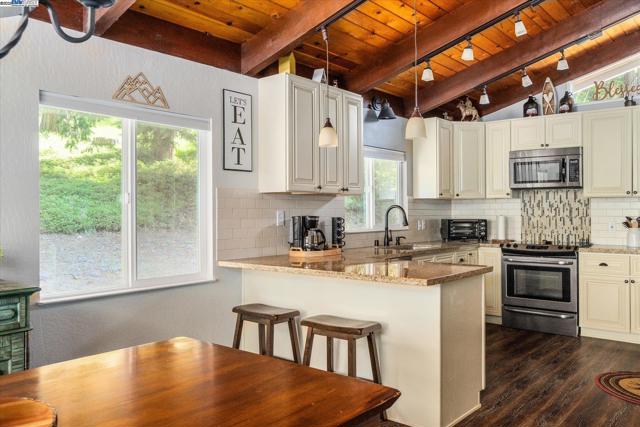 2190 Patricia Ln, Arnold CA: https://media.crmls.org/mediaz/1e394e2e-cc13-4c41-910f-7bb5c64ca461.jpg