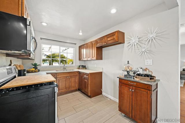 6371 Celia Vista Dr, San Diego CA: https://media.crmls.org/mediaz/1e395177-8ed0-4d47-9d64-2a9d7535c016.jpg