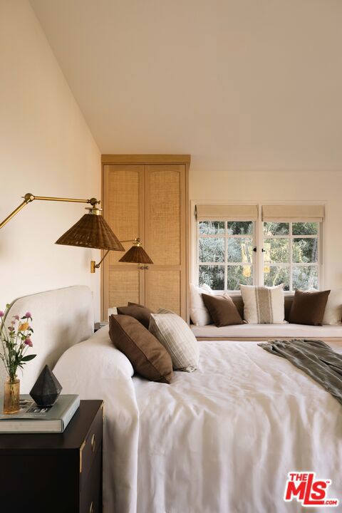 3646 Sunswept Drive, Studio City CA: https://media.crmls.org/mediaz/1e3a2aba-50fc-464c-a69f-ee97c78bb46f.jpg
