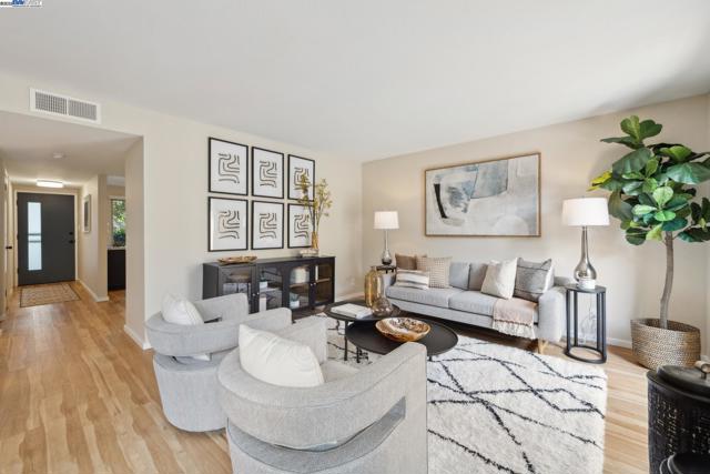 3032 CERRO VISTA, Alameda CA: https://media.crmls.org/mediaz/1e3a48ef-1cfe-4fb5-91bb-090cf5847094.jpg