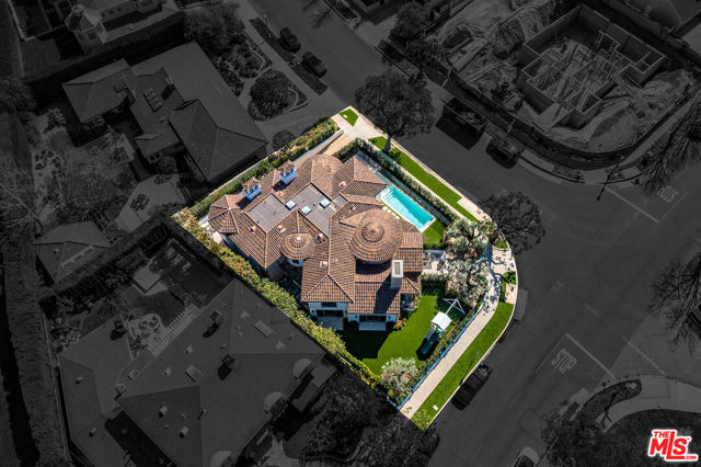700 Alma Real Drive, Pacific Palisades CA: https://media.crmls.org/mediaz/1e3a5696-93a2-4570-9623-28b2cedf4351.jpg