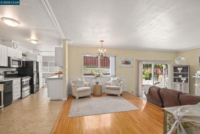 2279 Saint George Dr, Concord CA: https://media.crmls.org/mediaz/1e3ae0f8-15ca-45af-8b84-5193bc451308.jpg