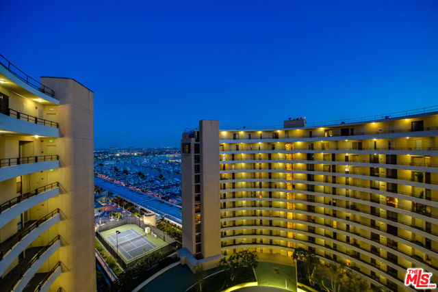 4316 Marina City Drive, Marina del Rey CA: https://media.crmls.org/mediaz/1e3b9f7c-787a-4679-be6c-08ee6631d40e.jpg