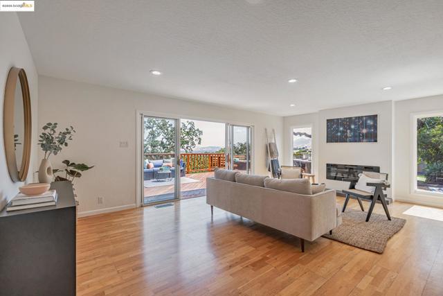 3336 Oak Ct, Lafayette CA: https://media.crmls.org/mediaz/1e3ca83a-2148-493d-b671-a6dc3734261c.jpg