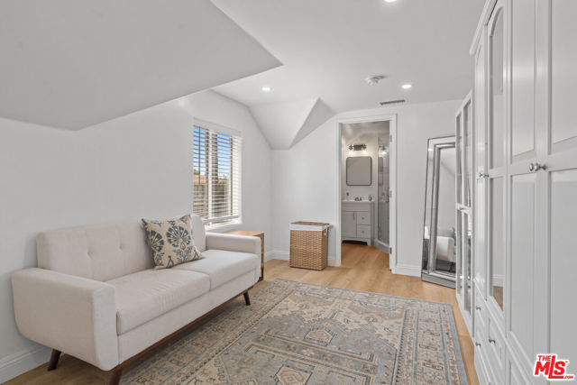 1848 19th Street, Santa Monica CA: https://media.crmls.org/mediaz/1e3d47bc-324d-4438-946b-28f5ef04b90b.jpg