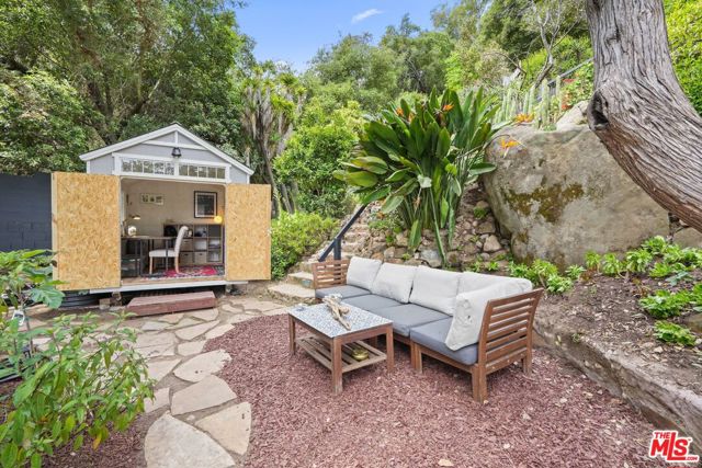 19817 Montau Drive, Topanga CA: https://media.crmls.org/mediaz/1e3dde0e-9041-4aa6-a41e-9239a5190b8a.jpg