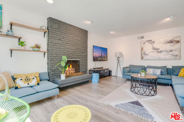 5343 TENDILLA Avenue, Woodland Hills CA: https://media.crmls.org/mediaz/1e3e0de6-7c64-4617-b670-fd10d881b964.jpg