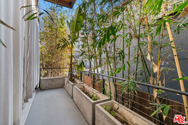 25 Brooks Avenue, Venice CA: https://media.crmls.org/mediaz/1e3e6e0a-6eac-4253-bb4d-cb626d963148.jpg