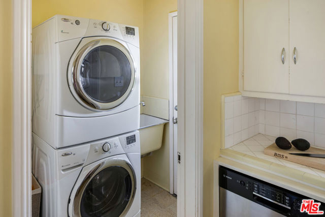 2426 New York Drive, Altadena CA: https://media.crmls.org/mediaz/1e3f84c5-f975-47bd-9b48-ca17fecfd6a2.jpg
