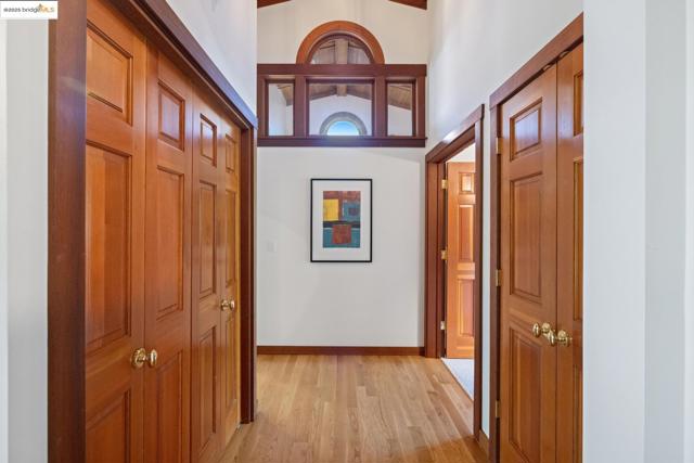 6890 Charing Cross Road, Berkeley CA: https://media.crmls.org/mediaz/1e40320e-8611-4331-8fd9-84b56b8b2382.jpg