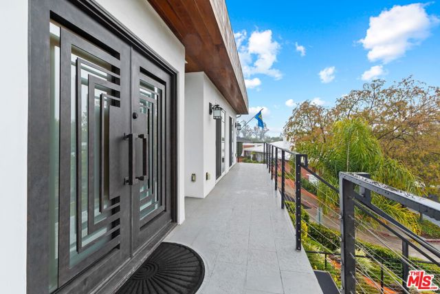 436 Levering Avenue, Los Angeles CA: https://media.crmls.org/mediaz/1e41d938-7368-48b9-a63b-4692cca2ddf3.jpg