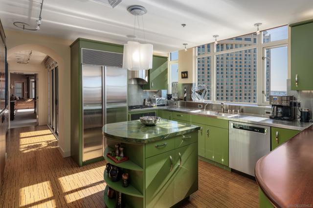 700 W Harbor Dr, San Diego CA: https://media.crmls.org/mediaz/1e42c94c-f9f8-427a-936e-e1135a50e131.jpg