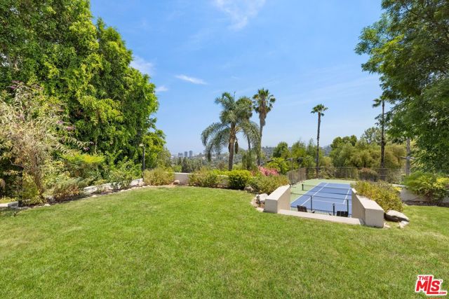 16820 Oak View Drive, Encino CA: https://media.crmls.org/mediaz/1e435363-c55c-4ada-9c7a-7b407e4ae9fa.jpg
