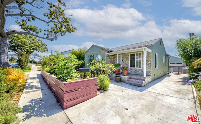 11210 Mcdonald Street, Culver City CA: https://media.crmls.org/mediaz/1e4529b9-2ed7-441a-9eb4-e3badae4639d.jpg