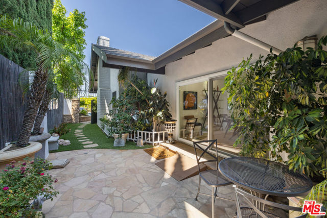 18141 Green Meadow Drive, Encino CA: https://media.crmls.org/mediaz/1e45fc12-ba74-4525-b956-354b059745de.jpg