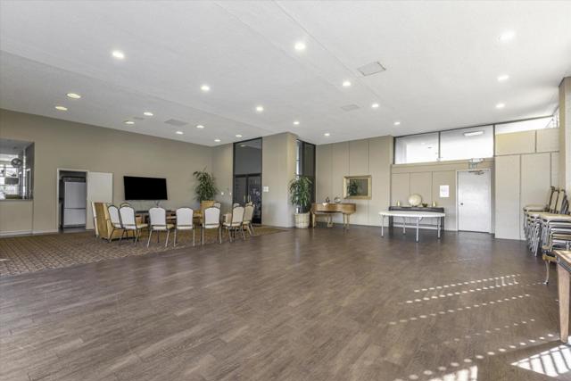 565 Bellevue Avenue, Oakland CA: https://media.crmls.org/mediaz/1e461bd9-d132-44d9-89e4-00620a567ecc.jpg