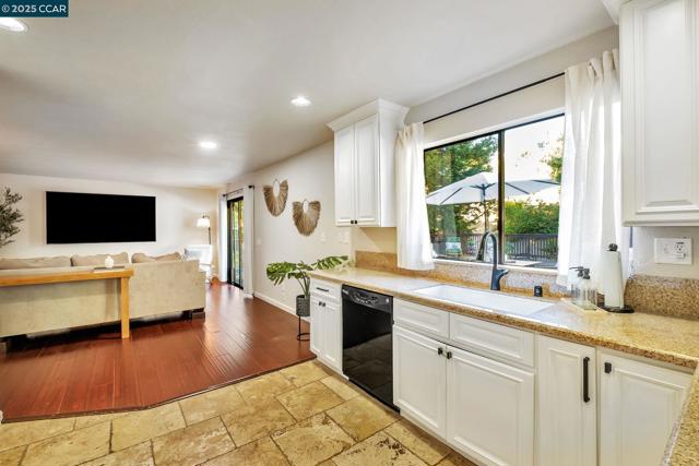 154 Turnberry Way, Vallejo CA: https://media.crmls.org/mediaz/1e4be480-7fef-4aa7-a16b-499ab96c603e.jpg