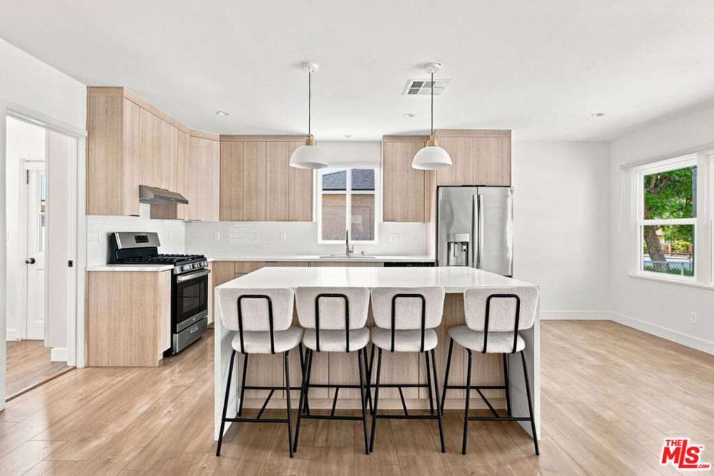 6328 Camellia Avenue — architectural residence
