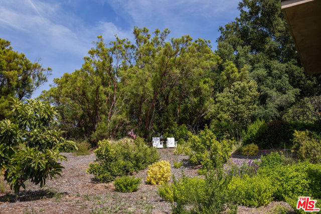 475 Stunt Road, Calabasas CA: https://media.crmls.org/mediaz/1e4d4edb-6fcd-4a9a-a328-64c5a0abe9ae.jpg
