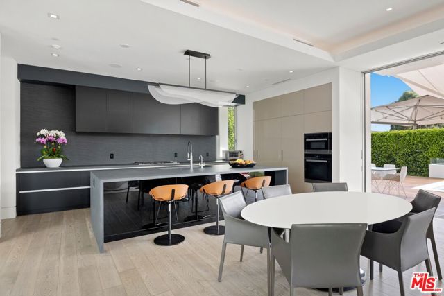 1410 Georgina Avenue, Santa Monica CA: https://media.crmls.org/mediaz/1e4d843d-a6f4-45e5-a934-71ab85acc23f.jpg