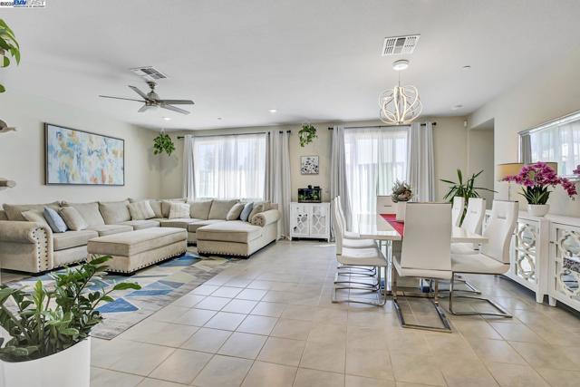 4014 Kenwood Cir, Oakley CA: https://media.crmls.org/mediaz/1e4d9e55-2e1b-47f6-abb7-09d7b7593ac9.jpg