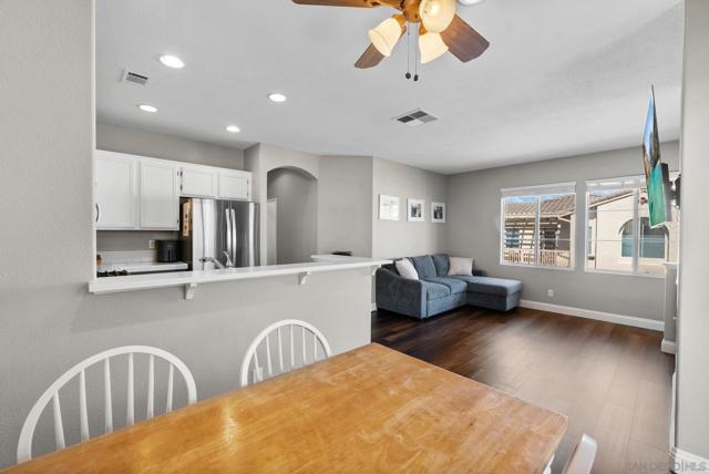10860 Ivy Hill Dr, San Diego CA: https://media.crmls.org/mediaz/1e4e2784-41a4-401e-af58-55fe3edaecca.jpg