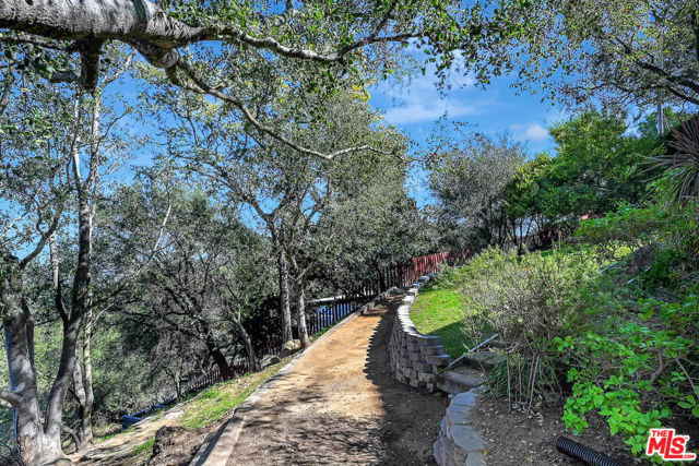 19805 Valley View Drive, Topanga CA: https://media.crmls.org/mediaz/1e4e514b-8db0-4ec4-bb84-1a5a33642194.jpg