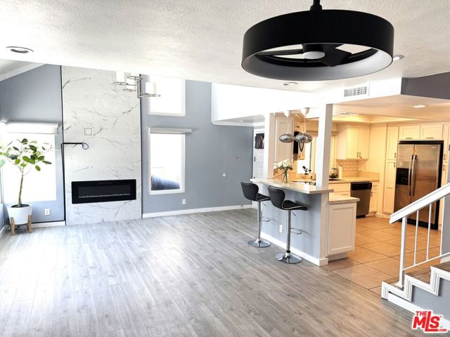 3712 Carrington Court, Inglewood CA: https://media.crmls.org/mediaz/1e51936b-89f6-43b3-86dc-9afe7e50b9b5.jpg