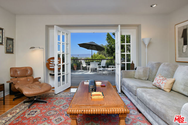 15213 Del Gado Drive, Sherman Oaks CA: https://media.crmls.org/mediaz/1e51b24b-555d-45e8-b2a8-515c47943859.jpg