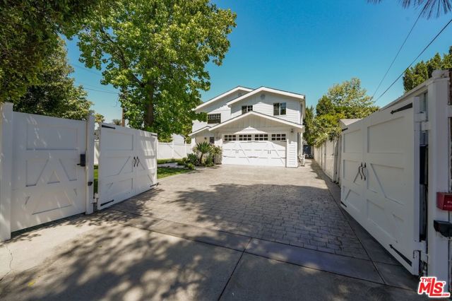 5114 Cedros Avenue, Sherman Oaks CA: https://media.crmls.org/mediaz/1e51e6c4-cafe-416b-89ff-1ed6897278c6.jpg
