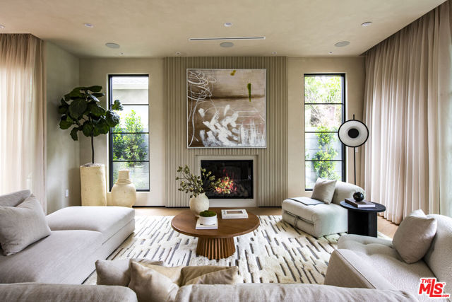 4112 Shadyglade Avenue, Studio City CA: https://media.crmls.org/mediaz/1e523fa3-4d59-4f20-ac9b-c52e7cc9c13f.jpg