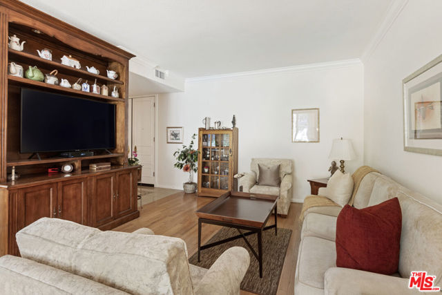 4949 Genesta Avenue, Encino CA: https://media.crmls.org/mediaz/1e5264c5-cca7-448d-90b4-ff76cac84115.jpg