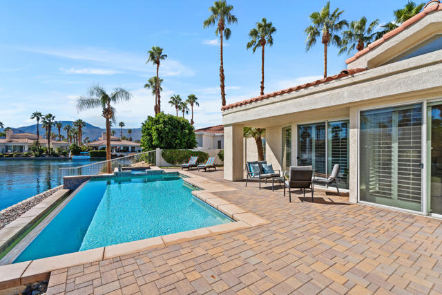 47380 Via Cordova, La Quinta CA: https://media.crmls.org/mediaz/1e5326da-5239-4dc6-a0de-1607eba2b435.jpg