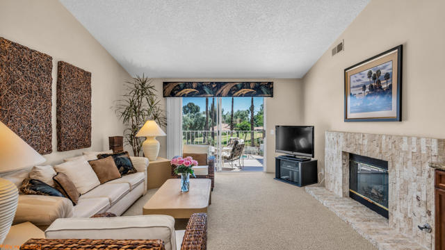 292 Desert Falls E Drive, Palm Desert CA: https://media.crmls.org/mediaz/1e533552-f0c6-40f7-9e2a-248c143036c4.jpg