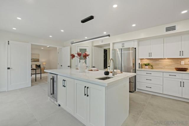 8206 Caminito Lacayo, La Jolla CA: https://media.crmls.org/mediaz/1e53ab9e-d3aa-4201-912b-400ed301af8b.jpg