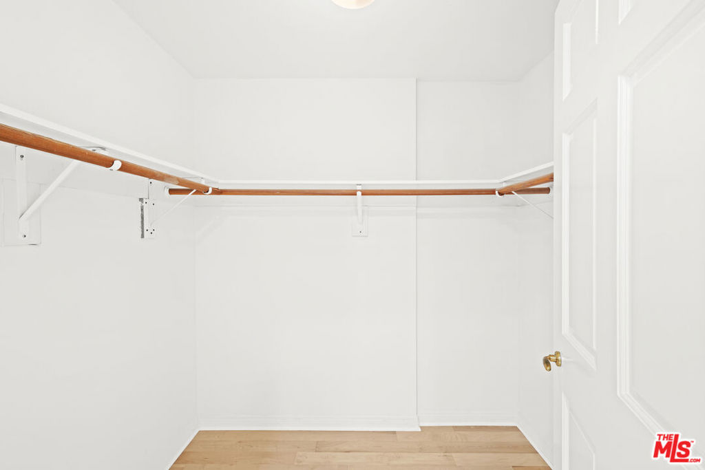 https://media.crmls.org/mediaz/1e54567d-ee74-4d3a-a855-c74f609d99ab.jpg?preset=X-Large