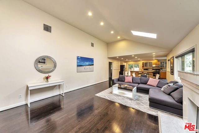 3938 Tracy Street, Los Angeles CA: https://media.crmls.org/mediaz/1e54bc18-bbff-4962-b7e3-d002bffb936e.jpg