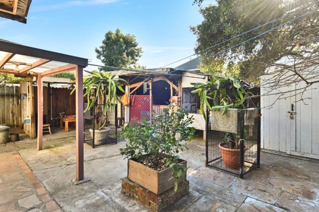 2819 E 23rd Street, Oakland CA: https://media.crmls.org/mediaz/1e54fce0-d8f6-4abe-88d1-a93f014377c9.jpg