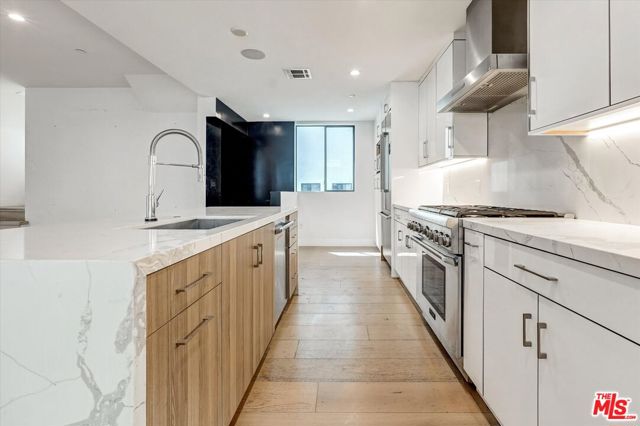 733 1/2 N Gramercy Place, Los Angeles CA: https://media.crmls.org/mediaz/1e54fd4c-e685-430d-a537-da647f3916a9.jpg