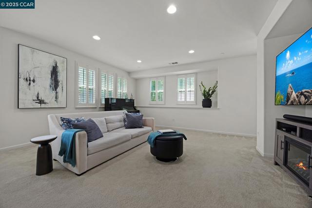 6939 Mariposa Cir, Dublin CA: https://media.crmls.org/mediaz/1e564b15-a762-445b-8b00-dc780083fc79.jpg