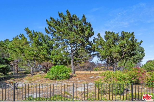 1224 El Hito Circle, Pacific Palisades CA: https://media.crmls.org/mediaz/1e56deda-d486-428a-9c20-afde18a655c1.jpg