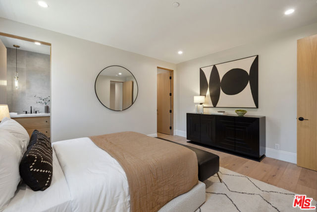 5036 Woodley Avenue, Encino CA: https://media.crmls.org/mediaz/1e5860ef-0b04-4ce3-982c-33283fd7eb6e.jpg