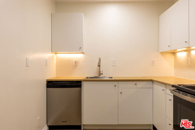 1033 6TH Street, Santa Monica CA: https://media.crmls.org/mediaz/1e59b1fe-1f95-41f1-ba9d-0d43a9e1ee62.jpg