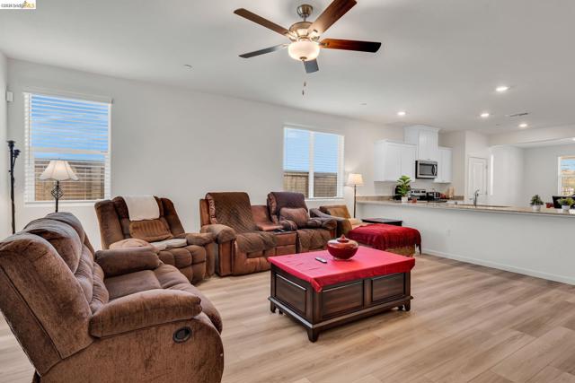 2087 Stars Dr, Rio Vista CA: https://media.crmls.org/mediaz/1e59d95c-adb5-4020-8ad0-f5693532584c.jpg